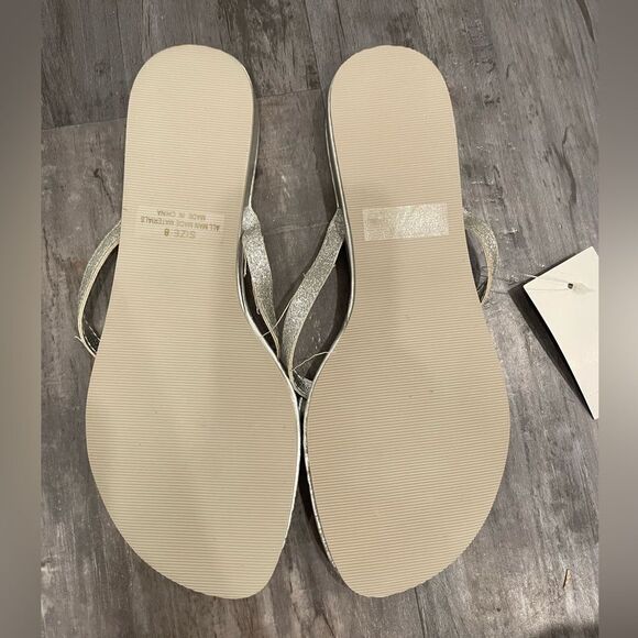 NWT Vintage metallic flip flops from Mervyn’s, size 8, silver flower on toe - Picture 2 of 4